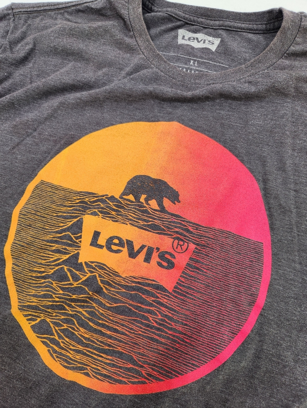 Levi's Graphic Blended T-Shirt Gray Men's Short Sleeve Size XL Bear Sunset
